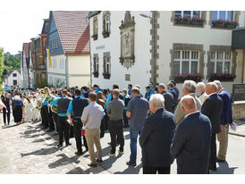 Fronleichnamsprozession durch die Straßen von Naumburg (© Karl-Franz Thiede)